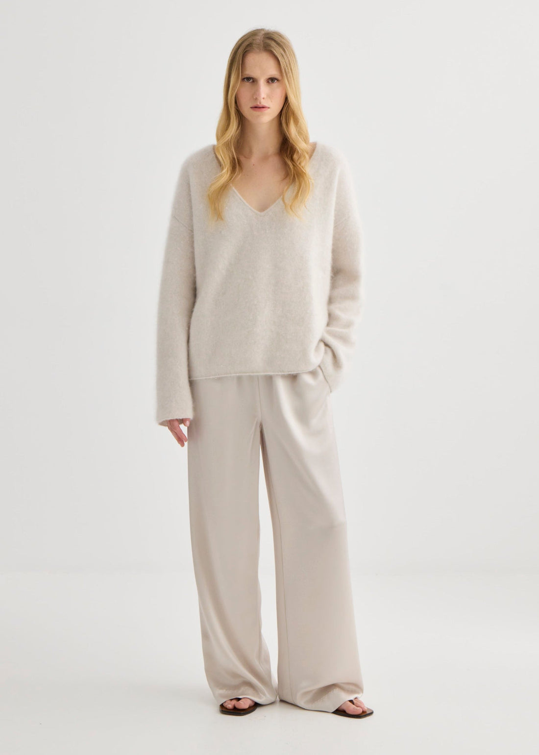 Brushed Cashmere V-Neck - Oyster