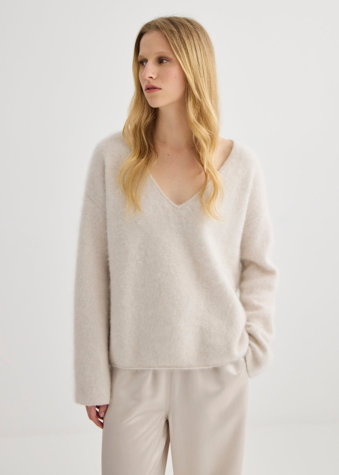 Brushed Cashmere V-Neck - Oyster