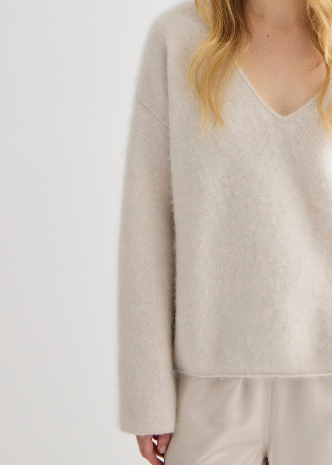 Brushed Cashmere V-Neck - Oyster