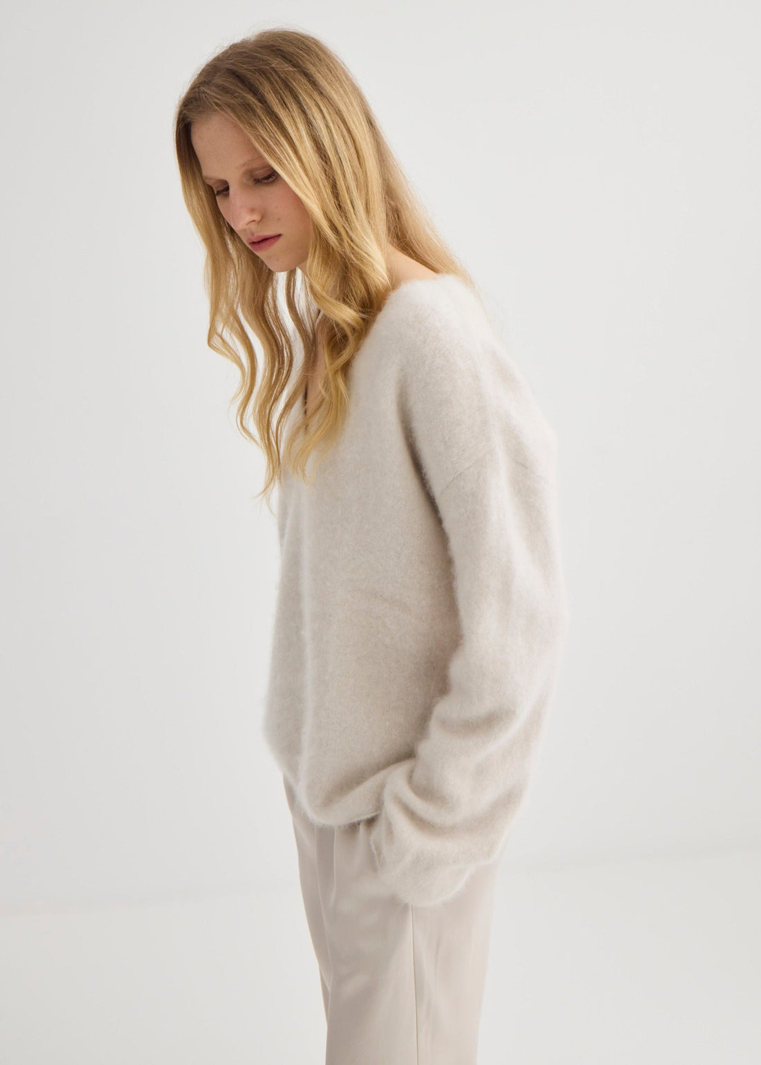 Brushed Cashmere V-Neck - Oyster