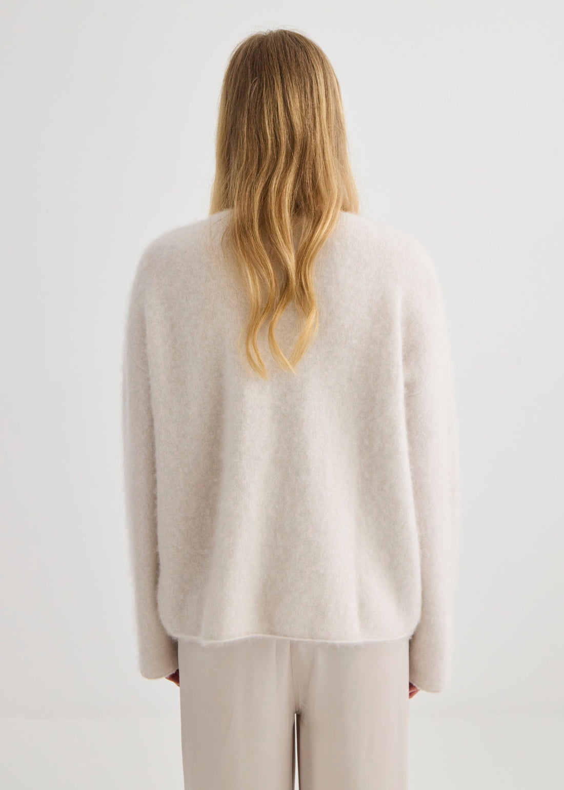 Brushed Cashmere V-Neck - Oyster